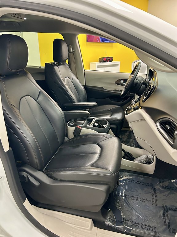 2017 Chrysler Pacifica Image 16