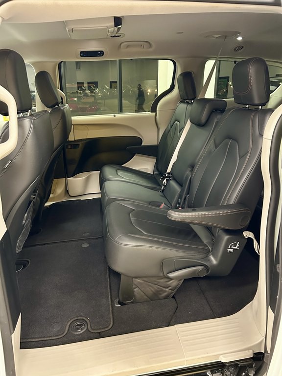 2017 Chrysler Pacifica Image 17