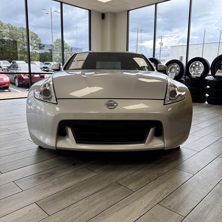 2011 Nissan 370Z Image 2