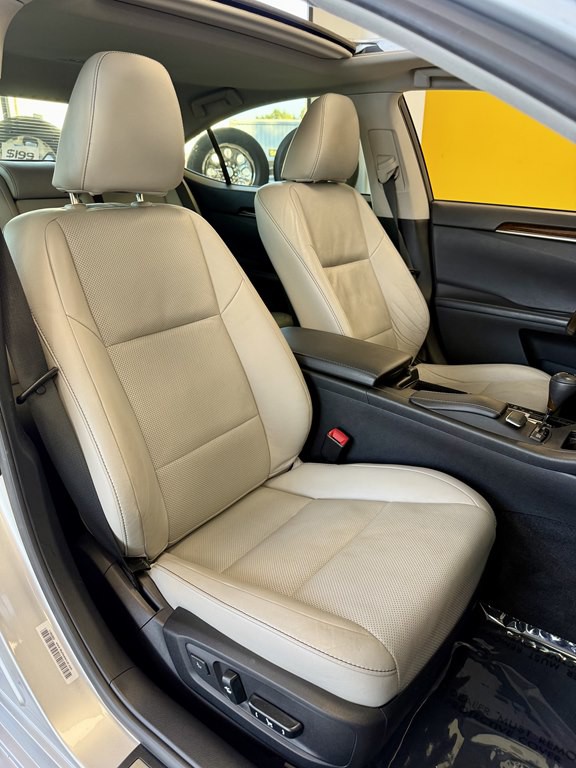 2013 Lexus ES Image 16
