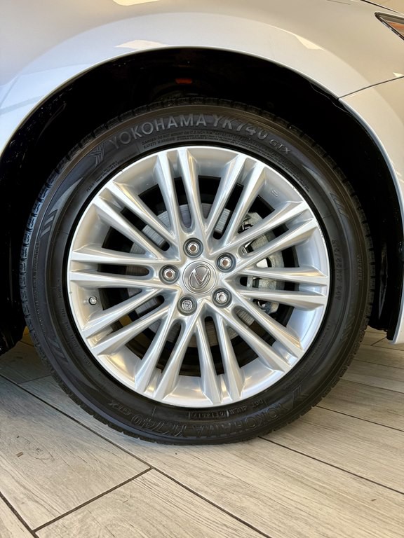 2013 Lexus ES Image 19