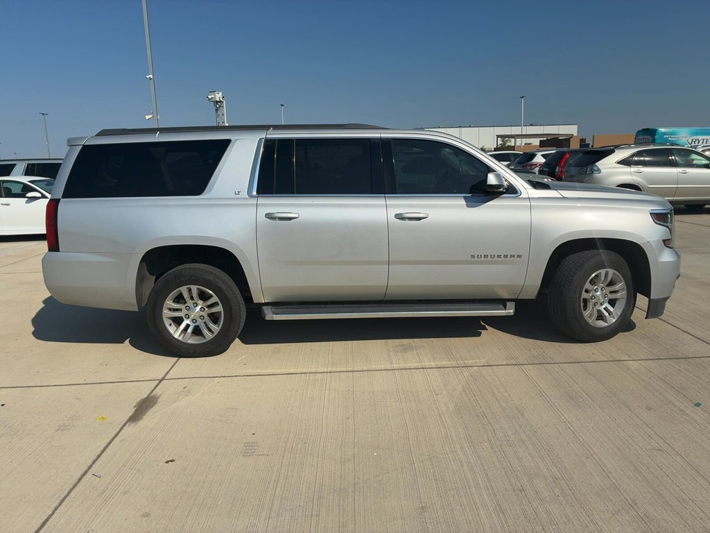 2016 Chevrolet Suburban Image 4