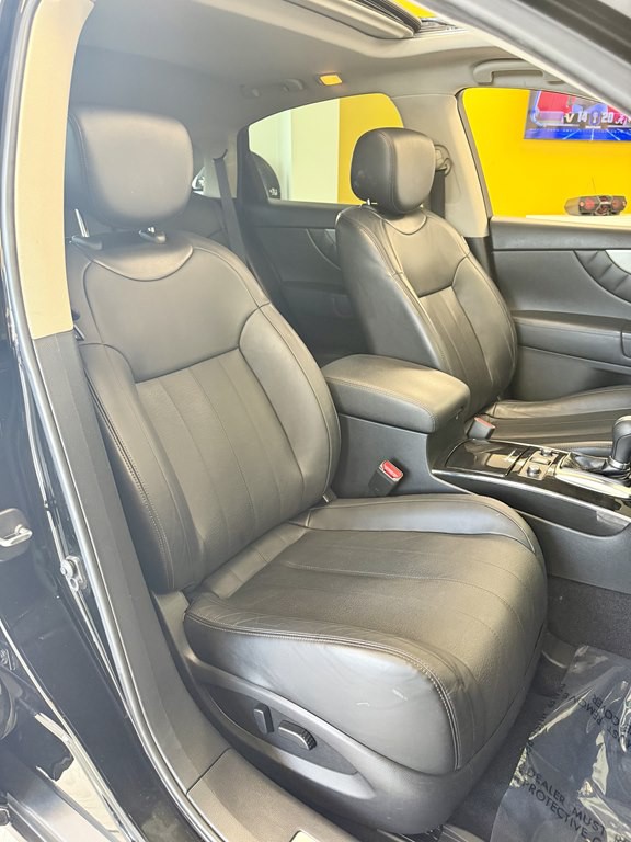2017 INFINITI QX70 Image 16