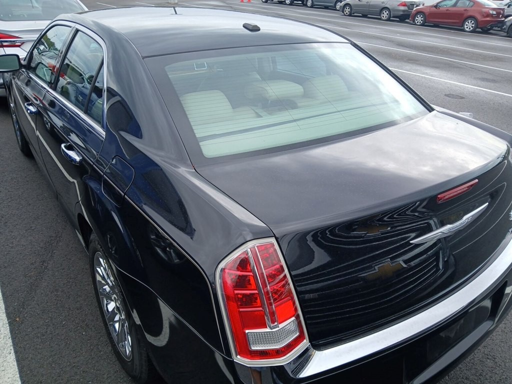 2014 Chrysler 300 Image 4