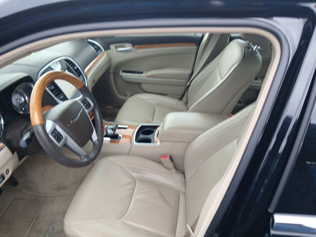 2014 Chrysler 300 Image 5
