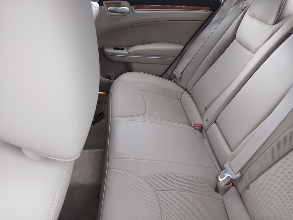 2014 Chrysler 300 Image 6