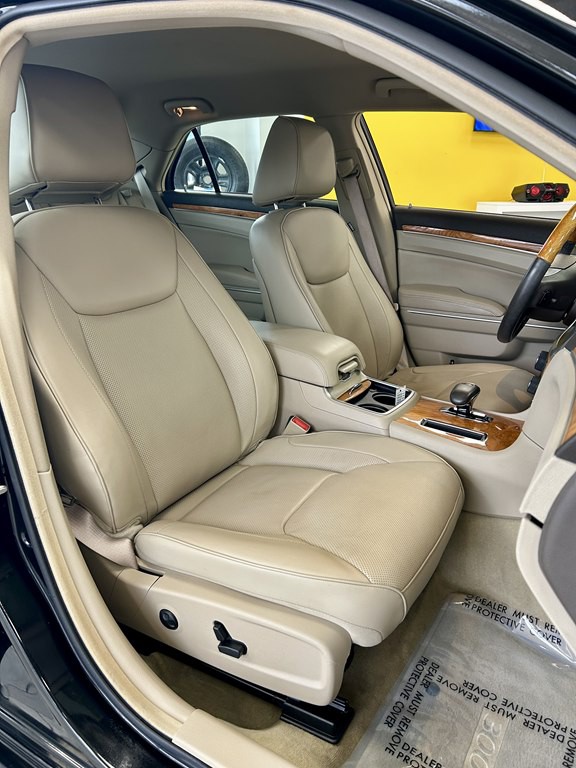 2014 Chrysler 300 Image 16