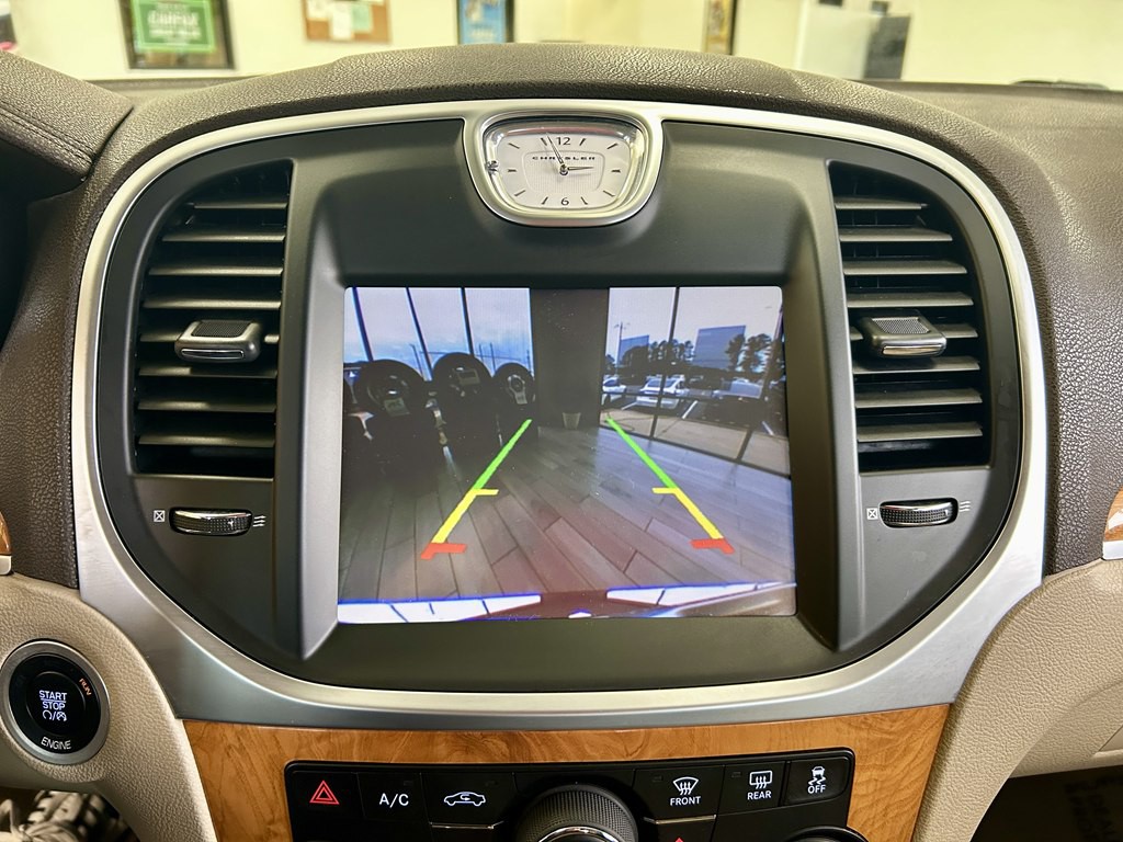 2014 Chrysler 300 Image 11