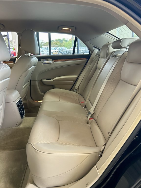 2014 Chrysler 300 Image 17