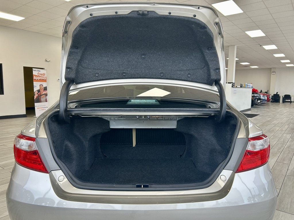 2017 Toyota Camry Image 9