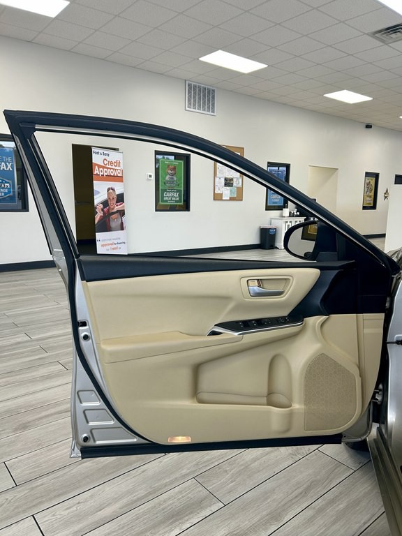 2017 Toyota Camry Image 15