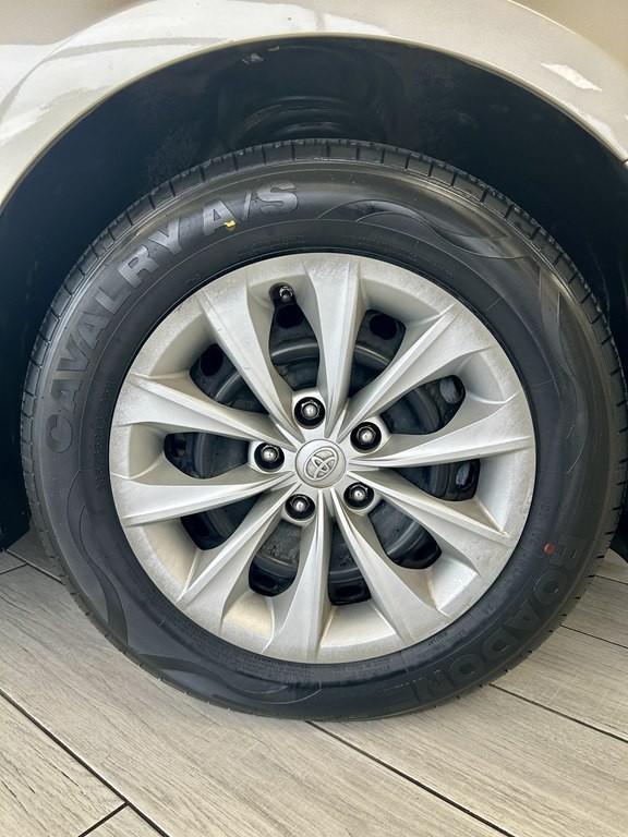 2017 Toyota Camry Image 19