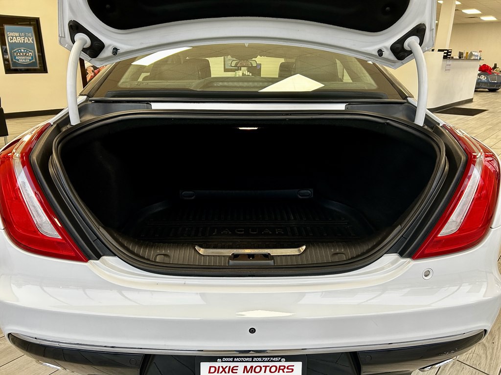 2016 Jaguar XJ Image 9