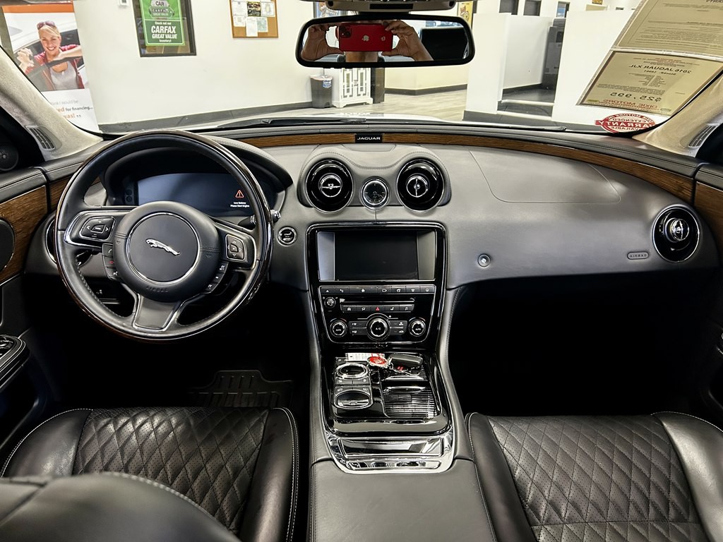 2016 Jaguar XJ Image 10