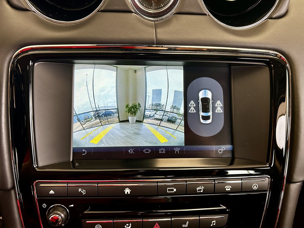 2016 Jaguar XJ Image 11