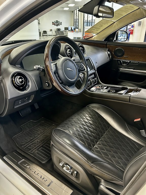 2016 Jaguar XJ Image 13