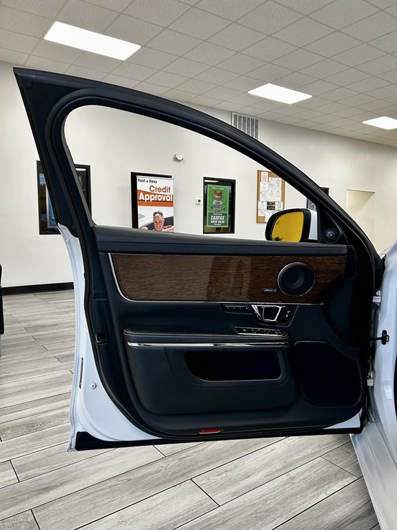 2016 Jaguar XJ Image 15