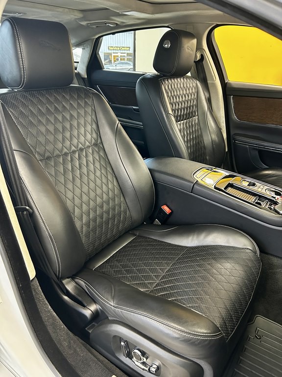 2016 Jaguar XJ Image 16