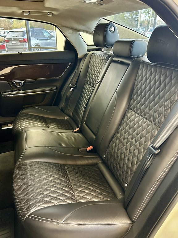 2016 Jaguar XJ Image 17
