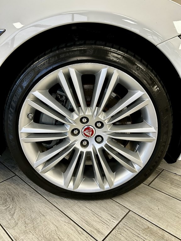 2016 Jaguar XJ Image 19