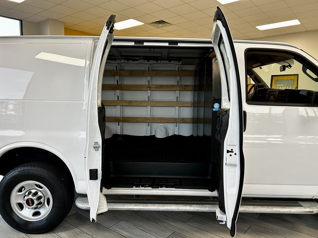 2024 GMC Savana Image 16