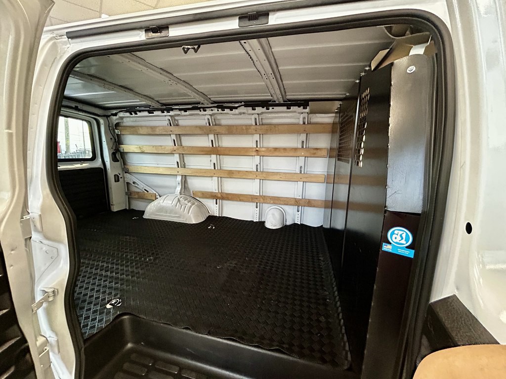 2024 GMC Savana Image 17