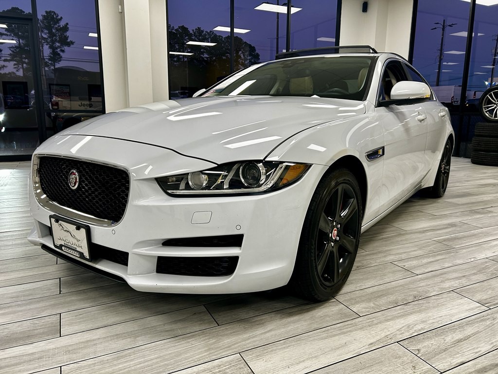 2018 Jaguar XE Image 3