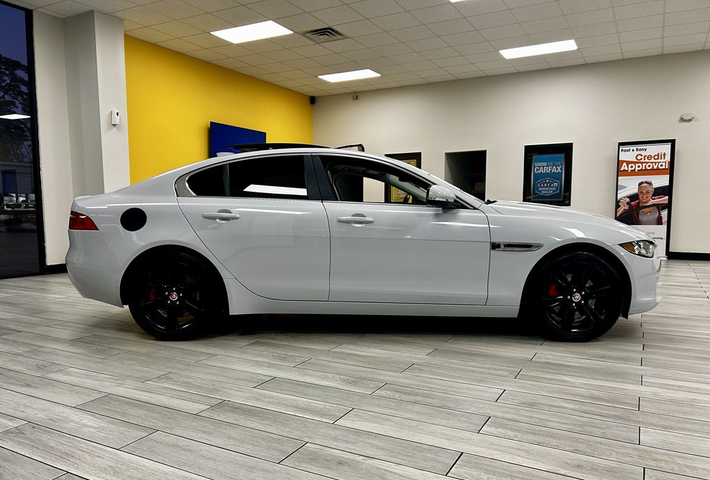 2018 Jaguar XE Image 5