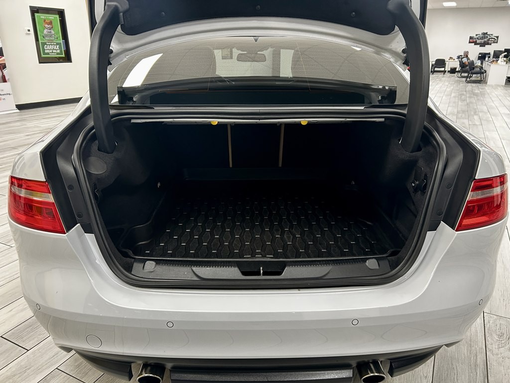 2018 Jaguar XE Image 9