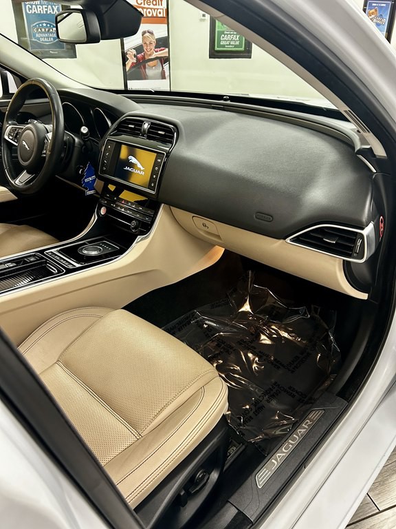 2018 Jaguar XE Image 12