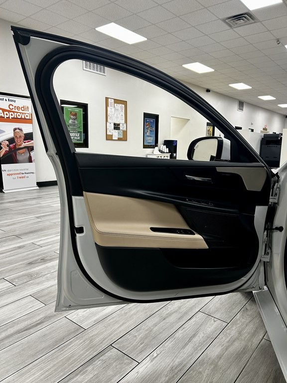 2018 Jaguar XE Image 15