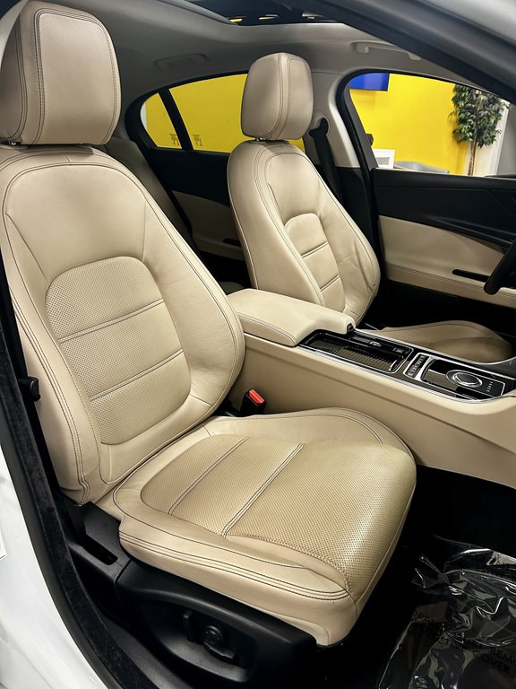 2018 Jaguar XE Image 16