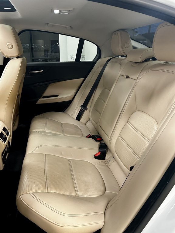 2018 Jaguar XE Image 17