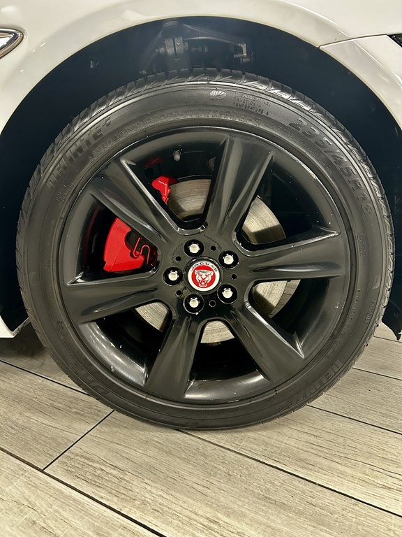 2018 Jaguar XE Image 19