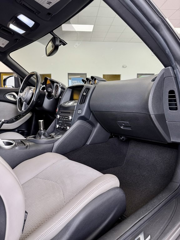 2009 Nissan 370Z Image 11