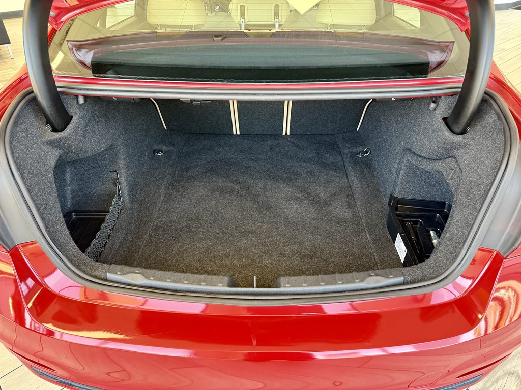 2018 BMW 3 Series Image 9