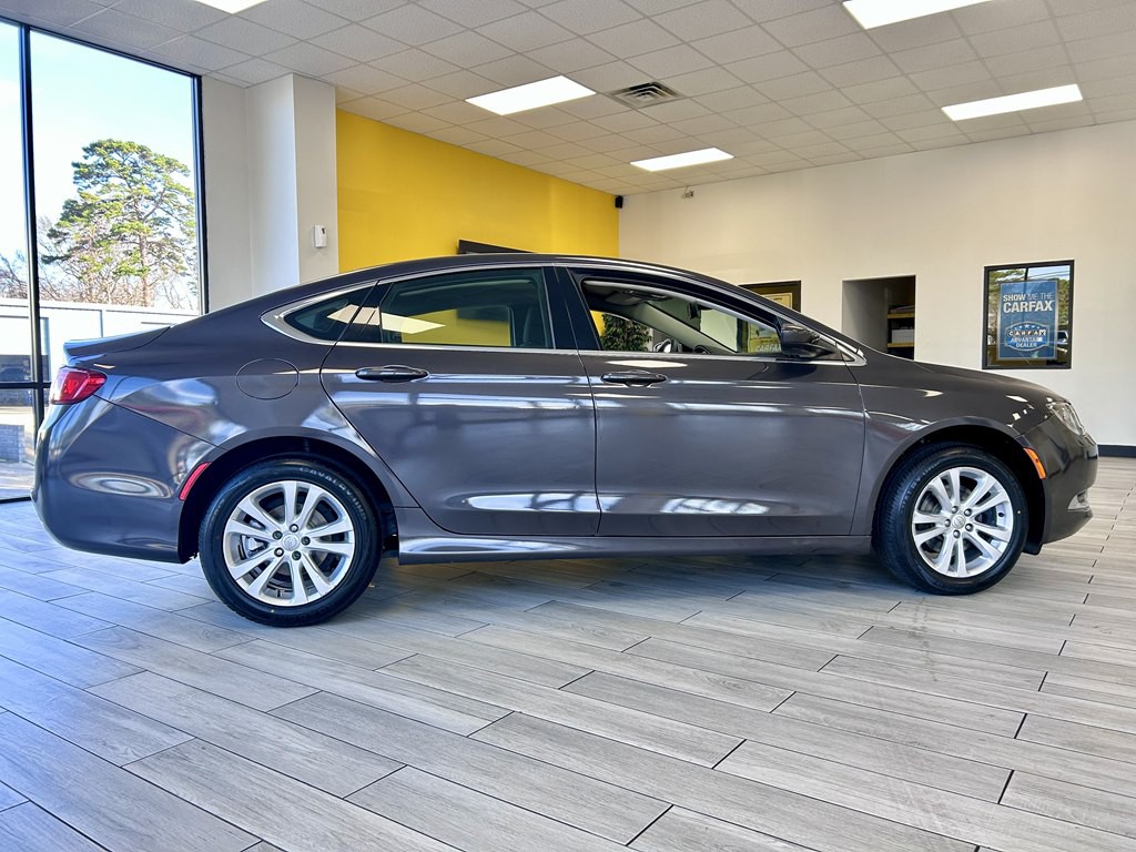 2015 Chrysler 200 Image 5