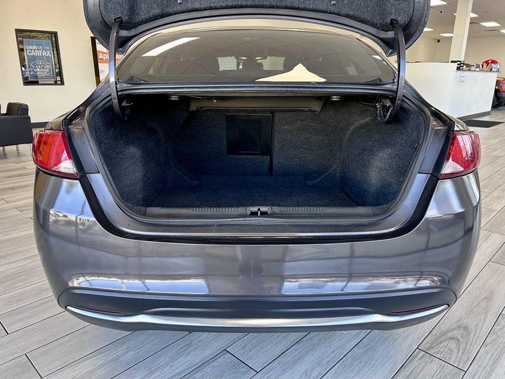 2015 Chrysler 200 Image 9