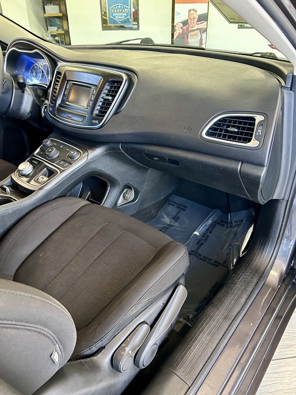 2015 Chrysler 200 Image 11