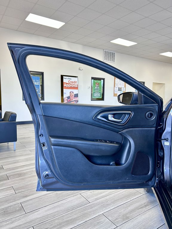 2015 Chrysler 200 Image 14