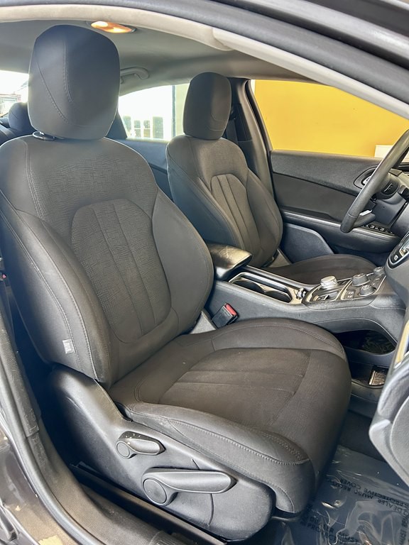 2015 Chrysler 200 Image 15