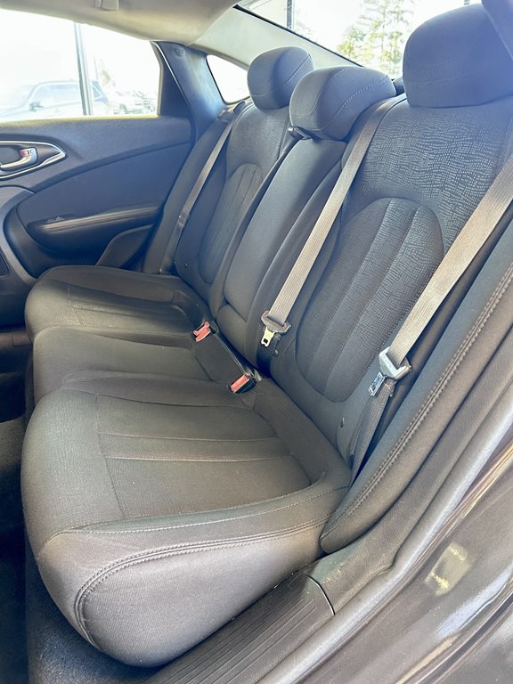 2015 Chrysler 200 Image 16