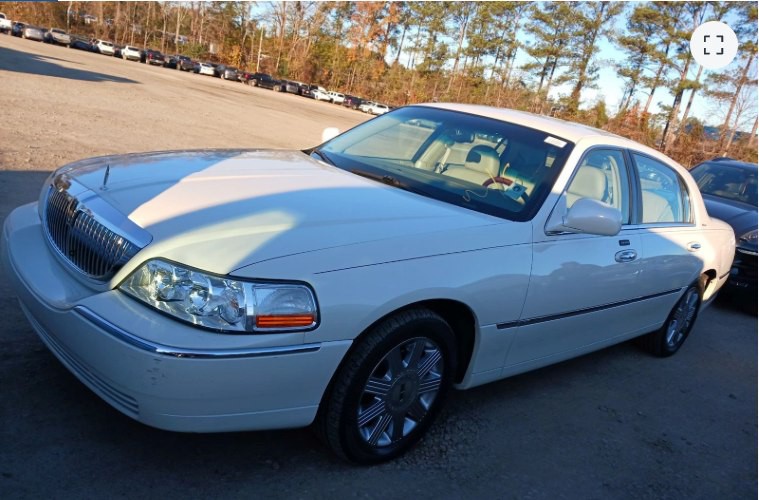 2004 Lincoln Town Car Image 2