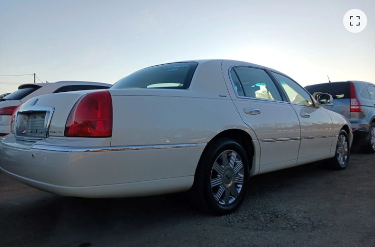 2004 Lincoln Town Car Image 3