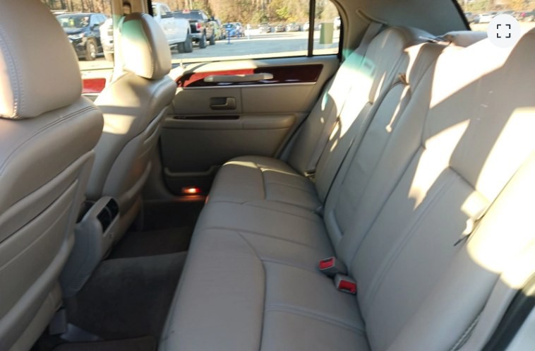 2004 Lincoln Town Car Image 6