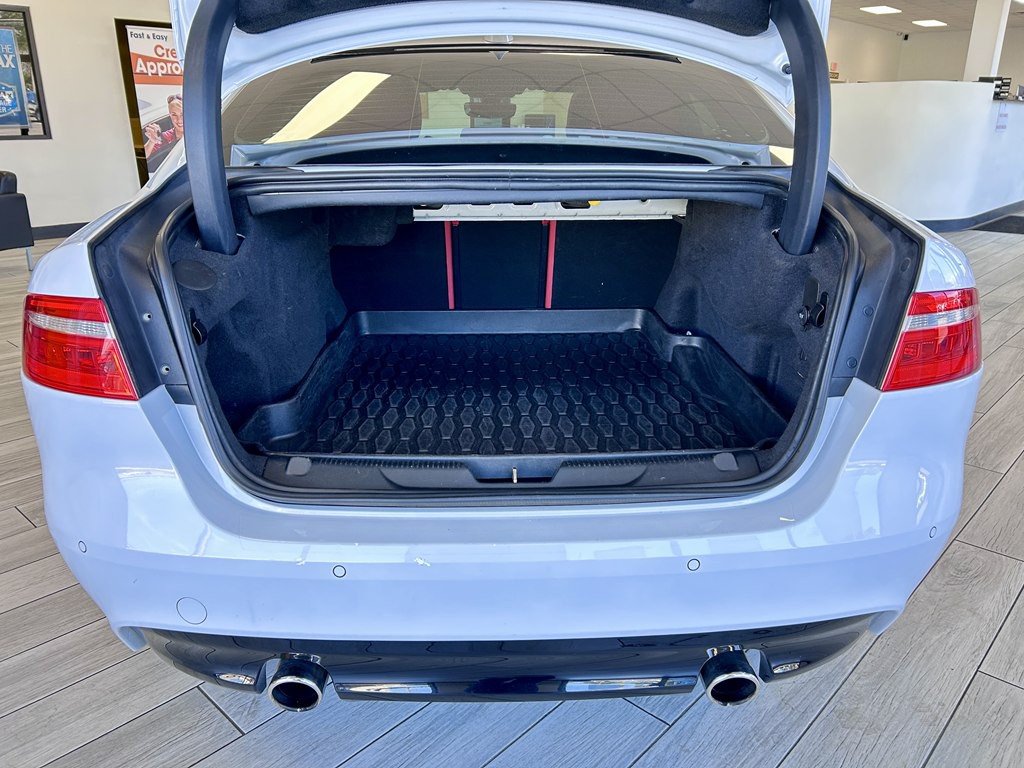 2019 Jaguar XE Image 9