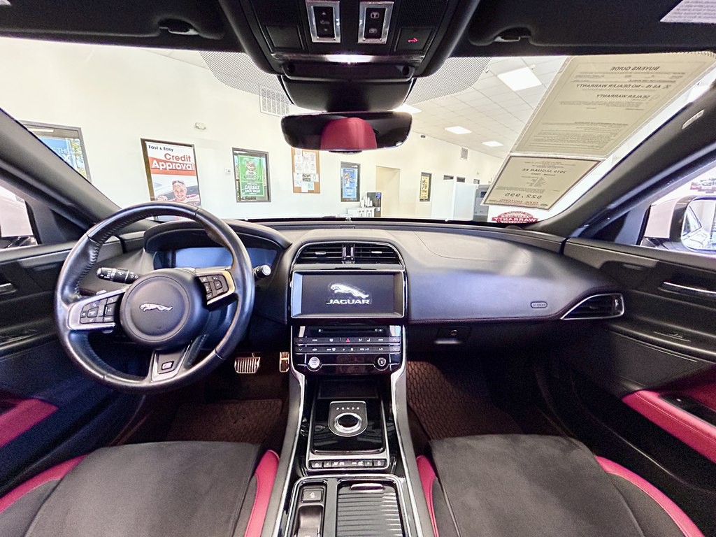 2019 Jaguar XE Image 10