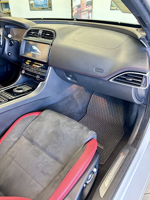 2019 Jaguar XE Image 11