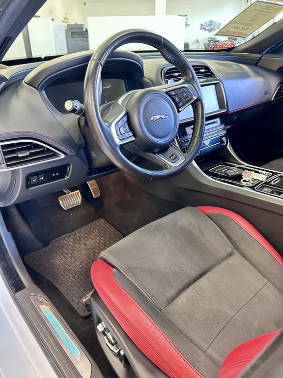 2019 Jaguar XE Image 12