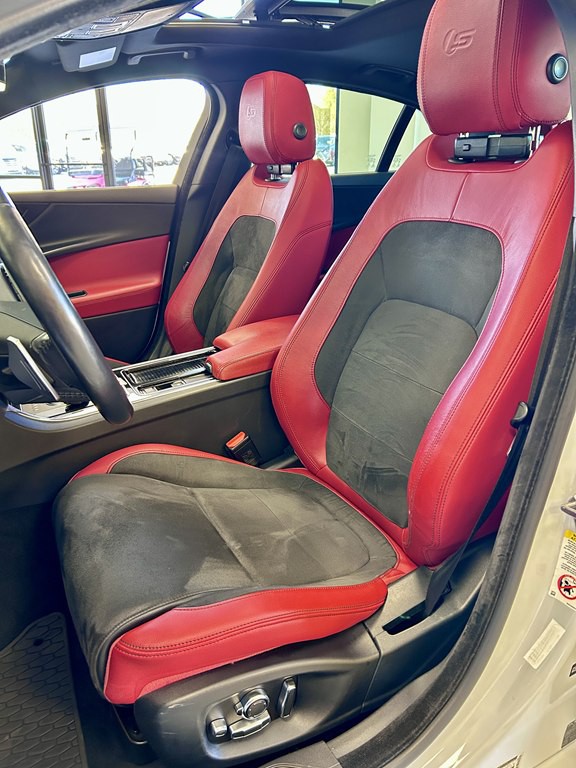 2019 Jaguar XE Image 13